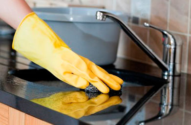Мытье сильно запущенной раковины на кухне